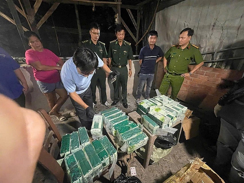Lực lượng chức năng C04 thu giữ khối lượng lớn ma tuý.