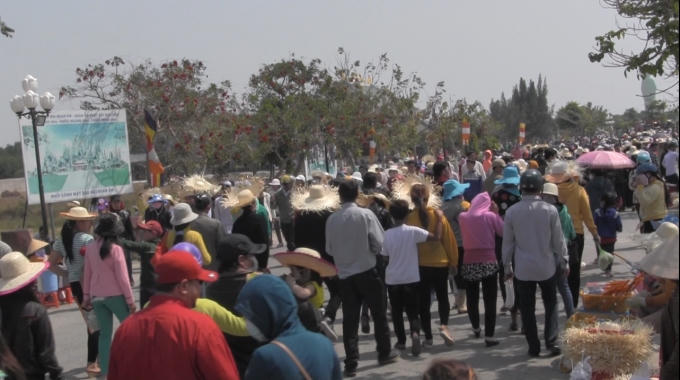 Dòng người đội nắng, chen chân để cầu may đầu năm.