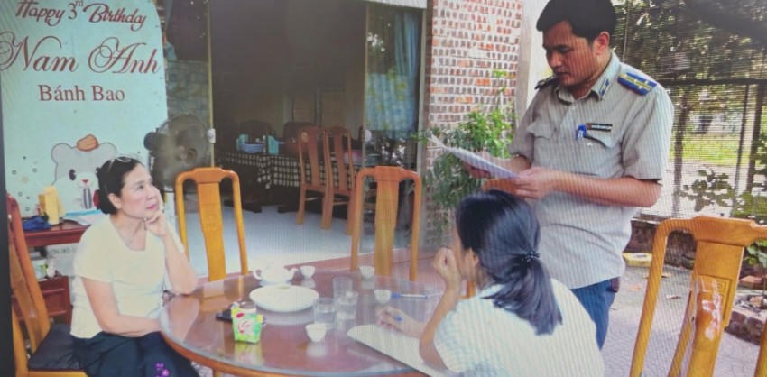 Lực lượng chức năng đọc quyết định thi hành án.