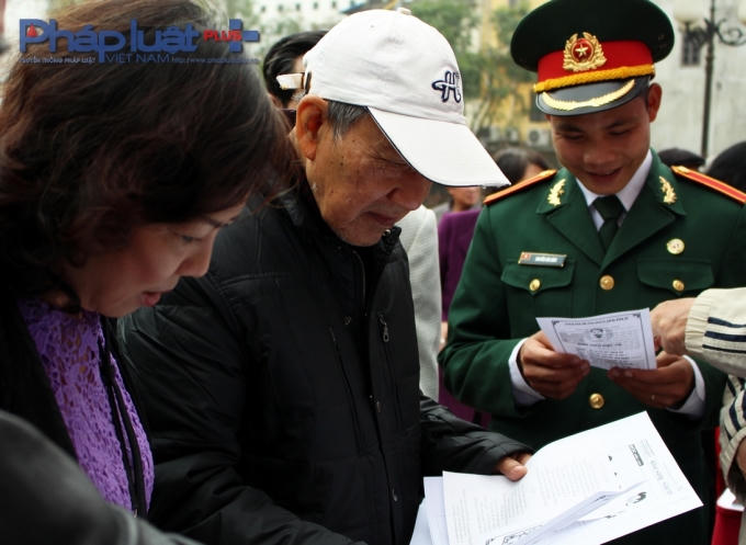 Đến với dịp này, nhiều người dân còn được tặng thơ. (Ảnh: Đức Biên)