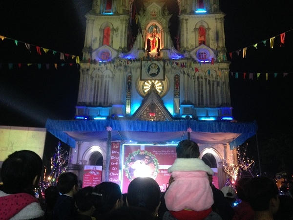 Các em nhỏ thích thú khi được bố mẹ đưa đi xem hội.