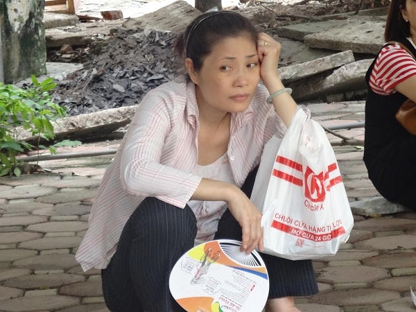 Sự lo lắng hiện rõ trên nét mặt của người mẹ chờ con ngoài phòng thi.