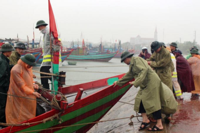 Lãnh đạo địa phương các khu vực ven biển Hà Tĩnh vận động ngư dân cho tàu thuyền neo đậu an toàn.