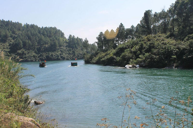 Du khách có thể chọn lựa nhiều hình thức di chuyển tới khu di tích chùa Hương Tích.