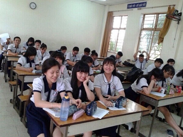 Nữ sinh Nguyễn Minh Phương (đầu tiên bên trái) tại lớp học. Ảnh: Đình Nguyên.