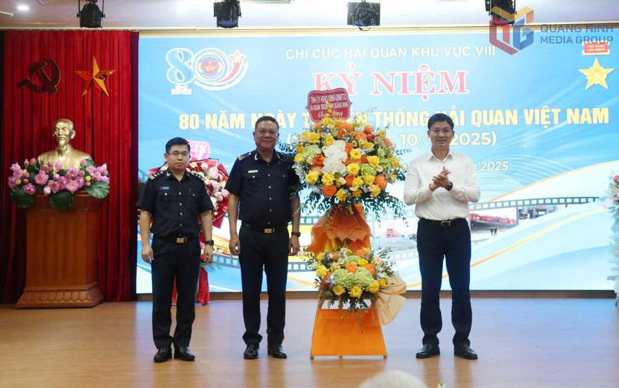 Ông Nguyễn Văn Công, Phó Chủ tịch UBND tỉnh Quảng Ninh, tặng hoa chúc mừng Chi cục Hải quan khu vực VIII nhân kỷ niệm 80 năm Ngày truyền thống Hải quan Việt Nam. Ảnh: Hoàng Nga.