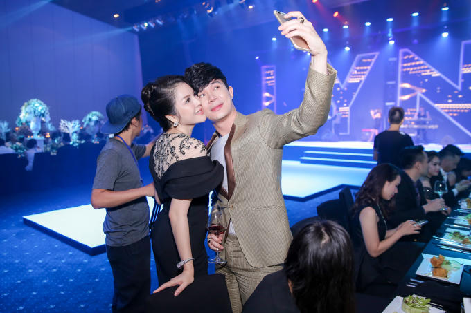 Điều th&uacute; vị l&agrave; cả Nathan Lee v&agrave; L&yacute; Nh&atilde; Kỳ đều sinh v&agrave;o th&aacute;ng 7. Trước đ&oacute;, trong sự kiện khai trương của L&yacute; Nh&atilde; Kỳ v&agrave;o cuối th&aacute;ng 6 với sự g&oacute;p mặt của ng&ocirc;i sao TVB Xa Thi Mạn, người đẹp đ&atilde; mời Nathan Lee l&agrave;m kh&aacute;ch qu&yacute; v&agrave; nhờ ch&agrave;ng ca sĩ điển trai l&ecirc;n s&acirc;n khấu h&aacute;t tặng sinh nhật c&ocirc; bạn th&acirc;n nổi tiếng. Mọi người xem như đ&oacute; l&agrave; sinh nhật sớm cho cả hai ng&ocirc;i sao l&agrave;ng showbiz Việt.