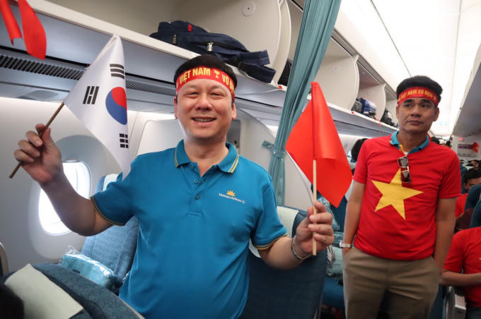 CĐV l&ecirc;n đường &ldquo;tiếp lửa&rdquo; cho Đội tuyển b&oacute;ng đ&aacute; quốc gia trận Tứ kết Asian Cup 2019