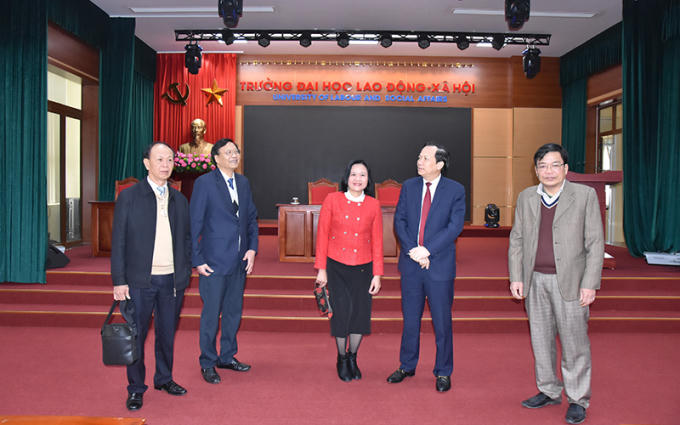 Bộ trưởng Đào Ngọc Dung bày tỏ vui mừng khi đến thăm trường với cơ sở vật chất ngày càng khang trang, đồng thời biểu dương sự đoàn kết, đồng lòng của toàn đơn vị, tạo nên sức mạnh để đạt được nhiều thành tích nổi bật trong năm vừa qua.