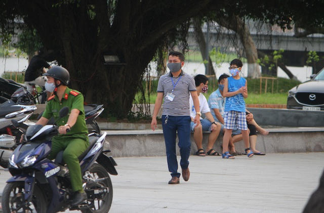 Cơ quan chức năng phường Phú Hòa kiểm tra và nhắc nhở, xử phạt 2 người dân không đeo khẩu trang tại công viên Thương Bạc, TP Huế