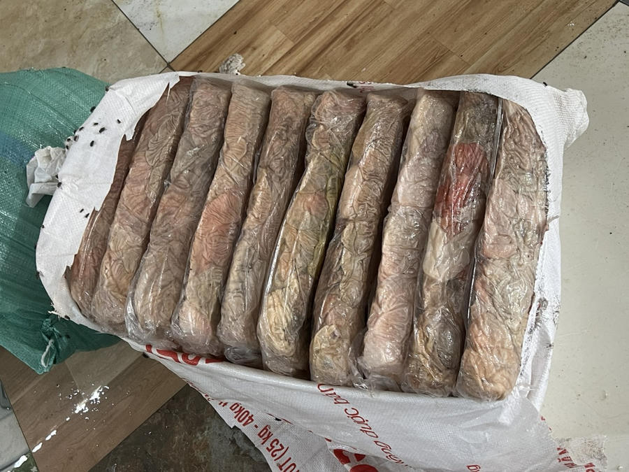 Sản phẩm động vật đông lạnh đóng trong các bao.