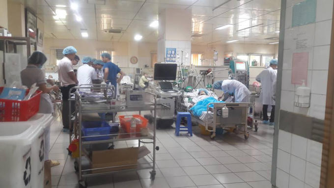 Các gia đình nạn nhân trong vụ chạy thận đã yêu cầu BVĐK tỉnh Hòa Bình bồi thường 250 triệu đồng/bệnh nhân.  Ảnh: Dân Việt