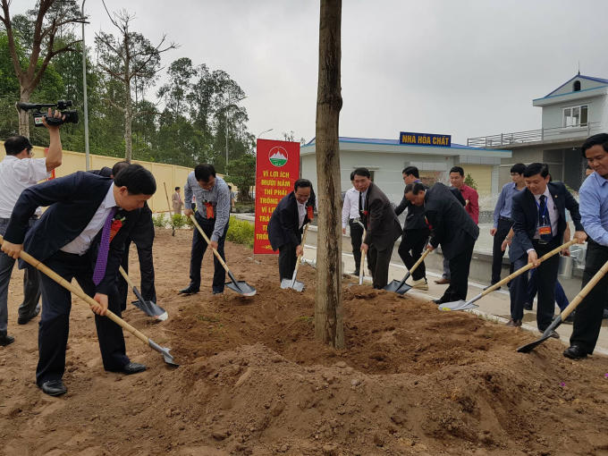 Phó Chủ tịch UBND TP Nguyễn Thế Hùng, cùng lãnh đạo huyện Ba Vì trồng cây tại Nhà máy nước sạch xã Phú Sơn sau lễ phát động.