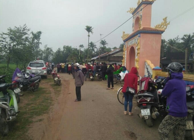 Nhiều người dân đến xem diễn biến vu việc̣.