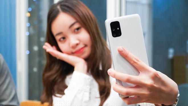 Samsung Galaxy M51 - Điểm đáng chú ý nhất trên mẫu máy này nằm ở viên pin 7.000 mAh, có thể đáp ứng nhu cầu sử dụng 2-3 ngày. Tuy nhiên, chính điều đó khiến cho kích thước tổng thể của máy khá to và nặng. Thêm vào đó, máy cũng chỉ được hoàn thiện từ nhựa bóng, trong khi đa số đối thủ trong cùng phân khúc đều được làm từ kính và kim loại. Galaxy M51 được trang bị bộ xử lý Snapdragon 730, dung lượng RAM 8 GB cùng bộ nhớ trong 128 GB, có thể đáp ứng tốt các nhu cầu giải trí, chơi game ở mức thiết lập đồ họa trung bình. Hiện tại, máy đang được bán ra với mức giá 9 triệu đồng.
