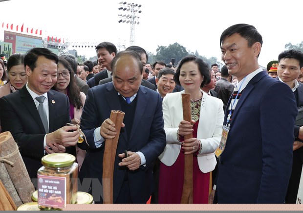 Thủ tướng Nguyễn Xuân Phúc tham quan các gian trưng bày sản vật của huyện Trấn Yên, tỉnh Yên Bái. (Ảnh: Thống Nhất/TTXVN)