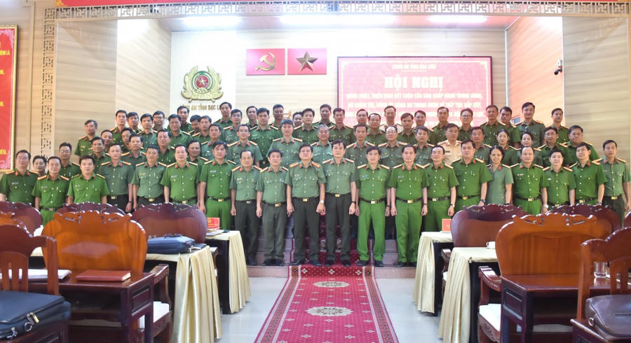 Ban Giám đốc Công an tỉnh Bạc Liêu chụp ảnh lưu niệm cùng lãnh đạo Công an các đơn vị, địa phương và Trưởng Công an các xã, phường, thị trấn.