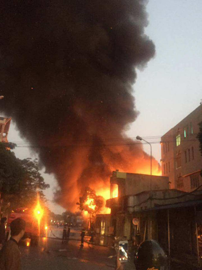 Thiếu tướng Lê Quốc Trân, GĐ Sở PCCC Hải Phòng cho biết, vụ cháy lớn xảy ra tại kho gỗ số 648 đường Lê Thánh Tông (phường Đông Hải 1, quận Hải An, TP Hải Phòng).