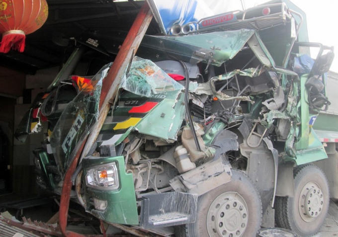 H&agrave; Nam: Tr&aacute;nh va chạm với xe c&ugrave;ng chiều, xe tải lao v&agrave;o nh&agrave; d&acirc;n