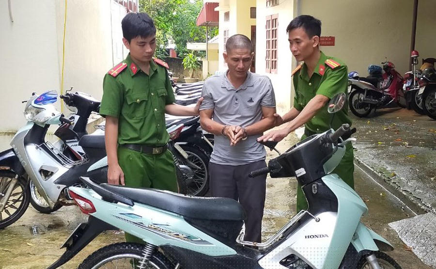 Đối tượng Lê Hữu Điệp và tang vật vụ án vừa bị Công an Quan Hóa bắt quả tan