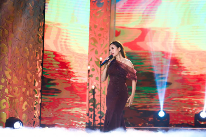 Mây Trắng “tròn xoe mắt” trước chàng trai lãng mạn tặng 99 đoá hồng vào ngày Valentine