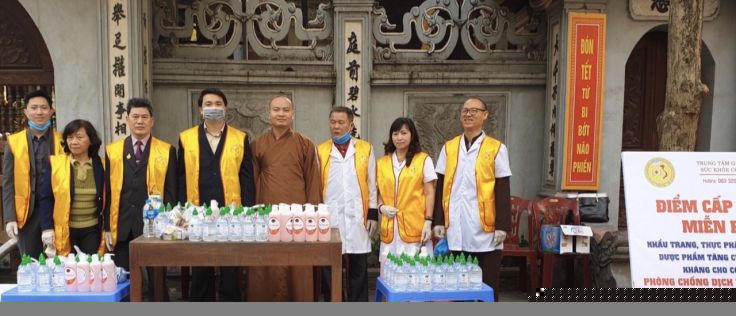 Ông Vũ Việt Anh - PCT Trung ương Hội - Chủ tịch HĐQL Trung tâm Giáo dục chăm sóc sức khỏe cộng đồng Hà Nội (thứ 4 từ trái sang) và ban lãnh đạo Trung tâm đến chỉ đạo công tác cấp phát.