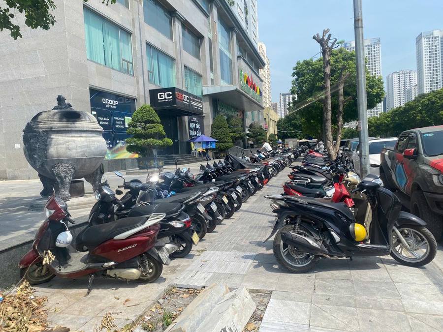 Vỉa hè tại phố Yên Hoà được "trưng dụng" làm nơi để xe máy.