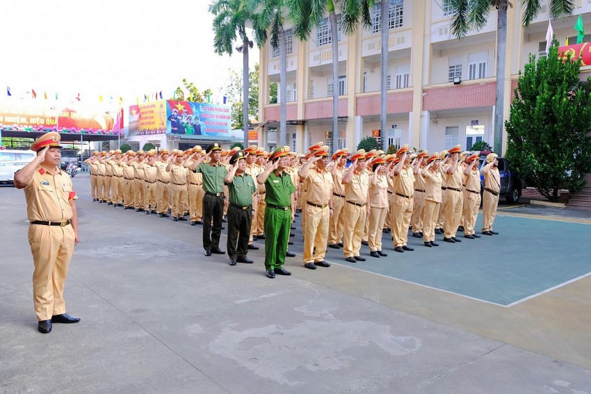 Công an Đồng Nai ra quân đảm bảo trật tự ATGT.