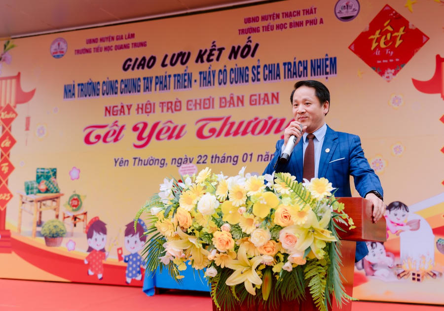Ông Nguyễn Quang Đặng - Huyện uỷ viên, Trưởng phòng Nội vụ huyện Đông Anh, đại diện cho những người con quê hương Yên Thường đã trao thêm 50 triệu đồng quỹ Tài năng trẻ.