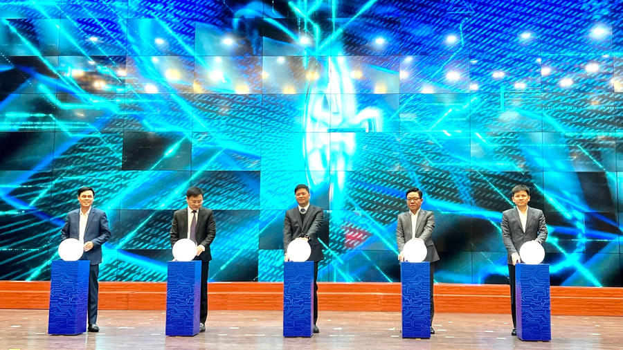 Các đại biểu kích hoạt Hội thảo Chuyển đổi số TP Hải Phòng.