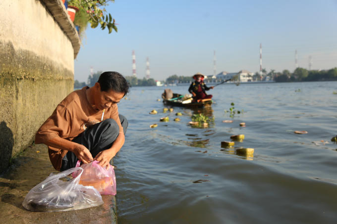 Chờ sẵn phía xa