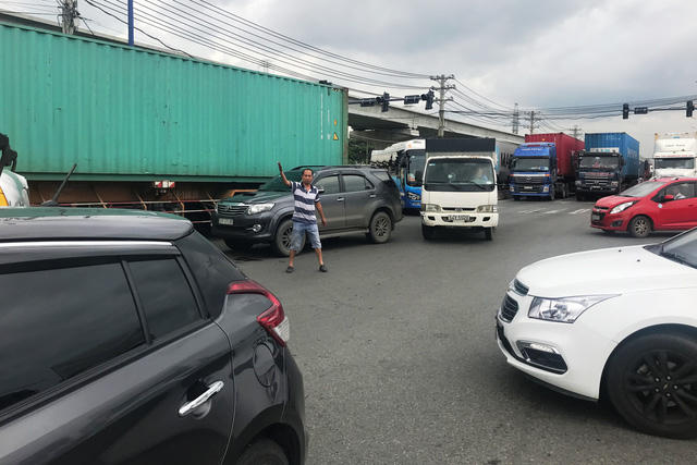 Nhiều tài xế tranh nhau vượt qua đèn tín hiệu ở ngã tư RMK khiến giao thông càng thêm phức tạp.