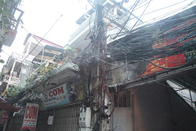 Cột điện bốc cháy dù ngoài trời mưa.