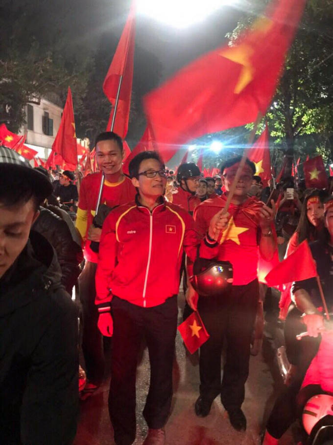 Phó Thủ tướng Vũ Đức Đam được biết đến như một người rất am hiểu và có tâm với thể thao nói chung và bóng đá Việt Nam nói riêng. Cách đây đúng 10 ngày, Phó Thủ tướng từng trực tiếp chủ trì buổi đối thoại về "Phát triển bóng đá Việt Nam", nhằm tìm ra những giải pháp thay đổi nền bóng đá. Ảnh: Phương Thảo.
