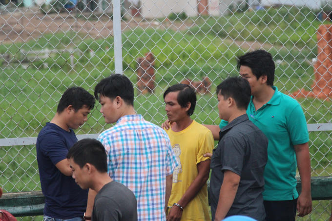 Trần Văn Nhân (áo vàng) bị bắt giữ ngay trên cầu Bến Phân, phường 15, quận Gò Vấp.