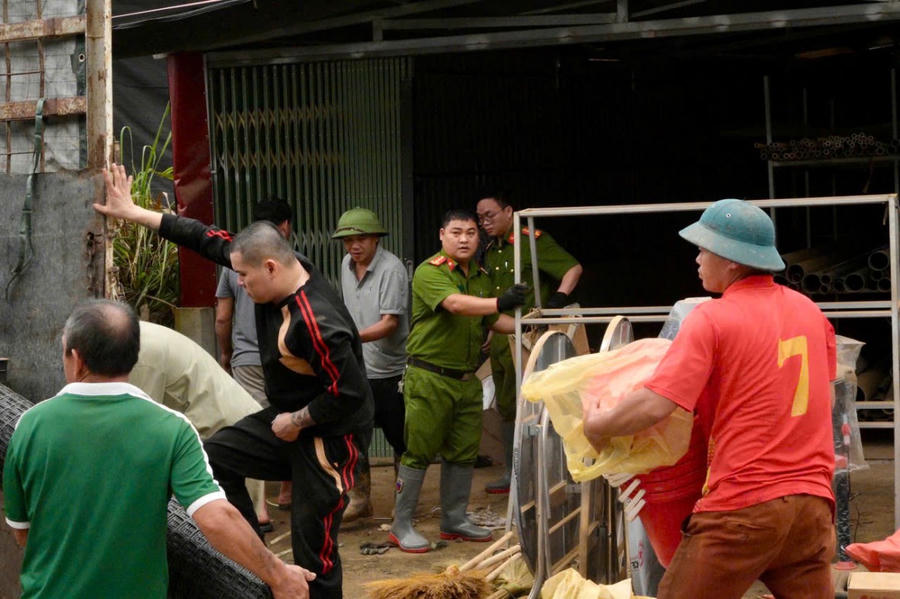 Một số hình ảnh di dời các hộ dân tại thôn Pác Nghè.