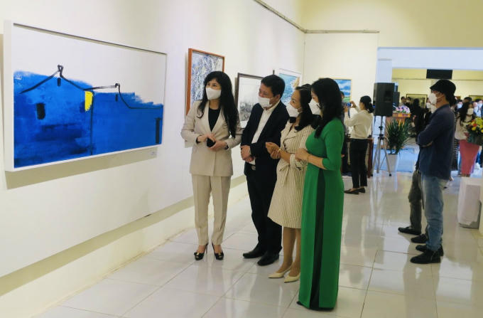 Các đại biểu tham quan triển lãm.