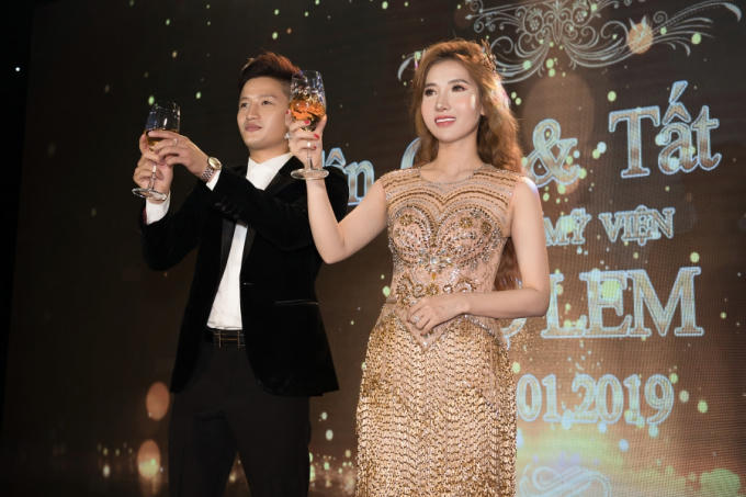 Nam ca sĩ Đỗ Minh Quân lại bật mí trong năm mới 2019 hai vợ chồng sẽ còn tung ra nhiều kế hoạch để tạo bức phá hơn nữa trong lĩnh vực kinh doanh bất động sản, cũng như tiếp tục nâng cao về tay nghề.