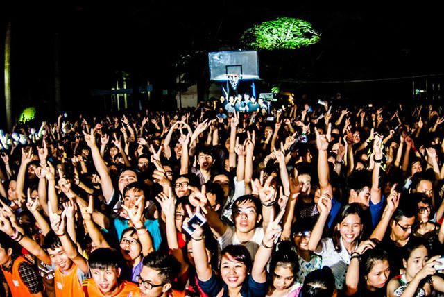 Sự xuất hiện của các nghệ sĩ nổi tiếng, DJ tên tuổi đã khiến các bạn sinh viên vô cùng phấn khích
