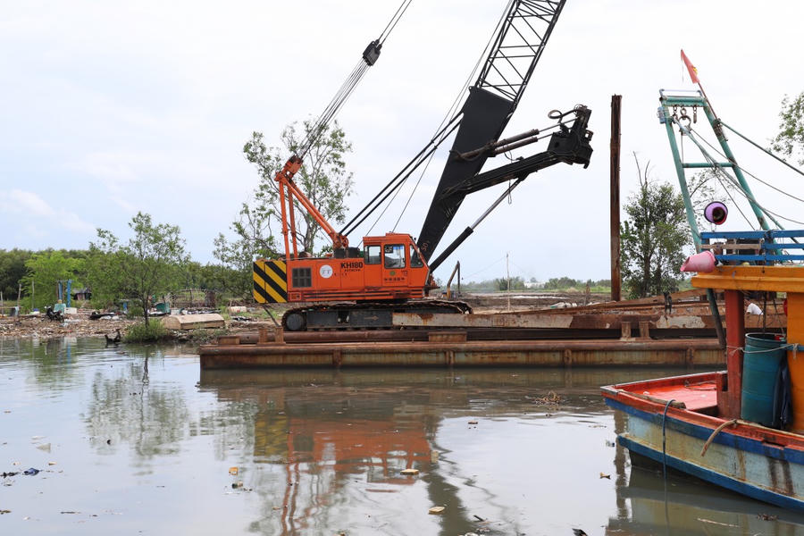 Công trình cầu Hòn Sóc huyện Hòn Đất, tỉnh Kiên Giang thuộc Dự án Đường ven biển Rạch Giá - Hòn Đất đang thi công