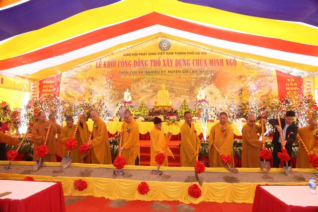 Các đại biểu làm lễ khởi công.