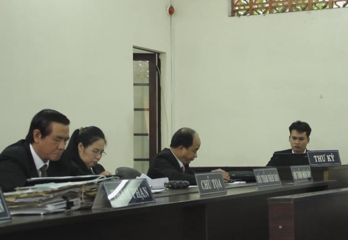 Hội đồng xét xử.