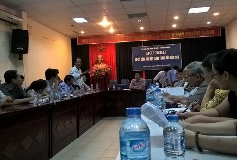 Người dân bức xúc tại cuộc đối thoại hôm 6/7. Ảnh: Tuệ Khanh.
