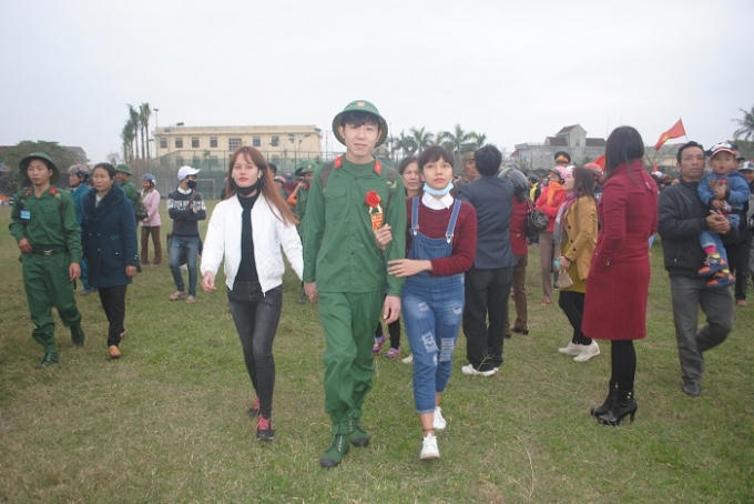 Tiễn anh lên đường. (Ảnh Duy Ngợi).