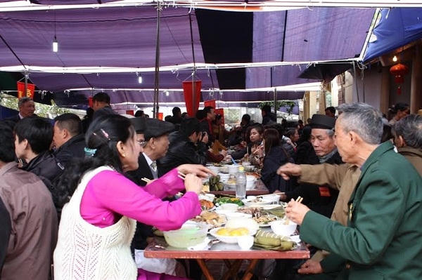 Tiệc làng cũng là dịp để những người xa quê nhớ về nguồn cội, được trở về đắm chìm trong không khí lễ hội.