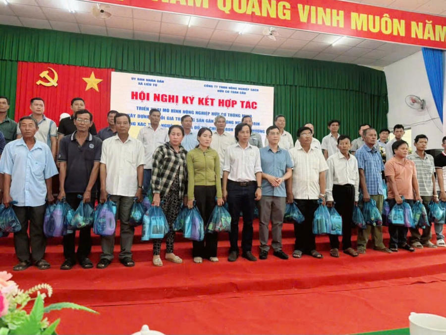 Nhân dịp này, doanh nghiệp đã trao quà an sinh gồm các sản phẩm sạch, hữu cơ cho hơn 100 hộ nông dân tiêu biểu tại xã.