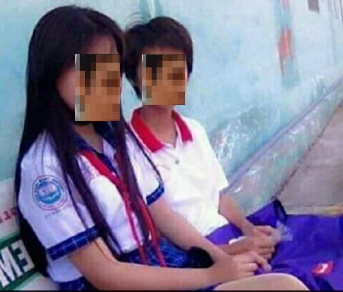 Mang đồng phục học sinh, đeo khăn quàng đỏ và chỉ mới lớp 5 thôi nhưng cô bé, cậu bé này đã hẹn hò. (Ảnh chụp lại từ Zalo).