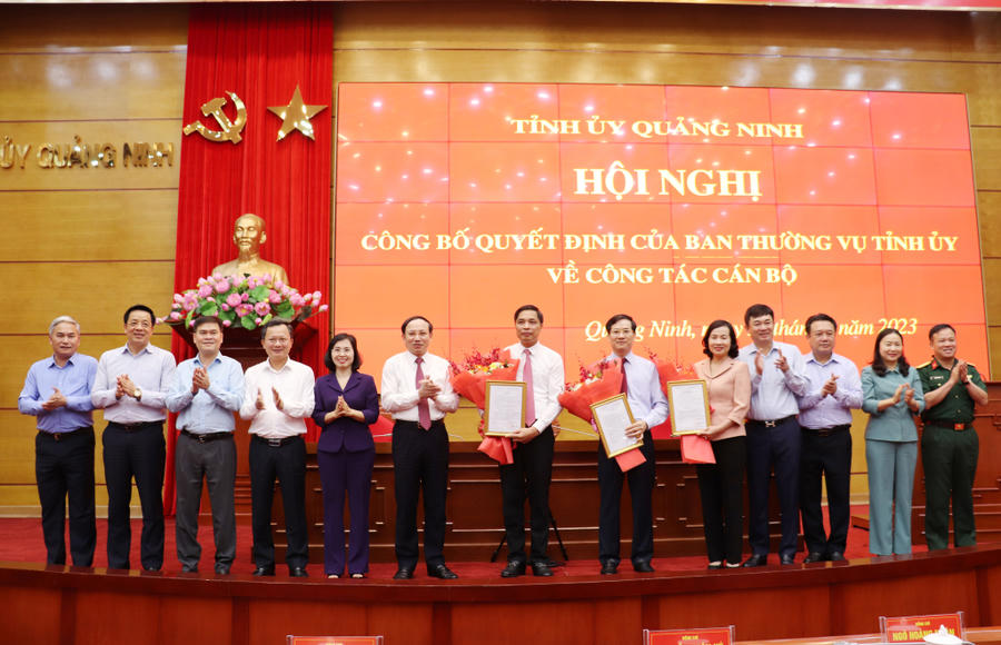 2078452_ban_thuong_vu_tinh_uy_tang_hoa_chuc_mung_dong_chi_vu_van_dien_dong_chi_vu_quyet_tien_va_dong_chi_bui_thuy_phuong_nhan_nhiem_vu_moi_11581827