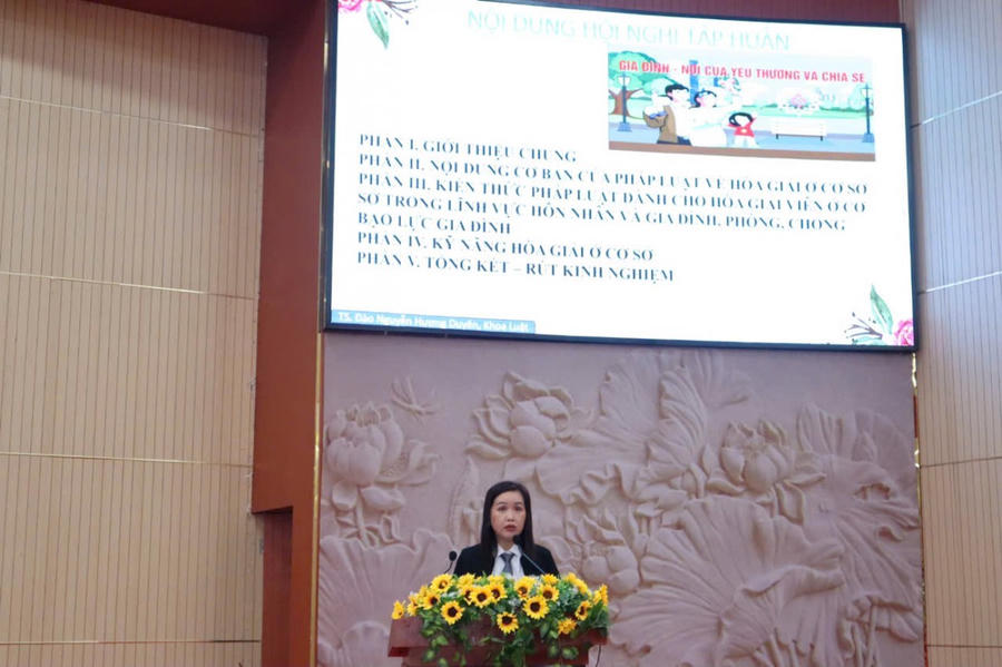 Báo cáo viên triển khai chuyên đề tại buổi tập huấn