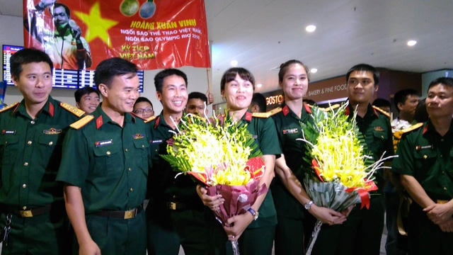 &ldquo;Biển người&rdquo; ch&agrave;o đ&oacute;n xạ thủ Ho&agrave;ng Xu&acirc;n Vinh tại s&acirc;n bay Nội B&agrave;i